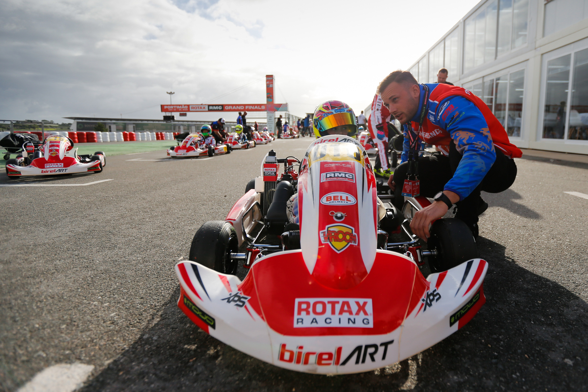 Micro MAX waiting in pre grid