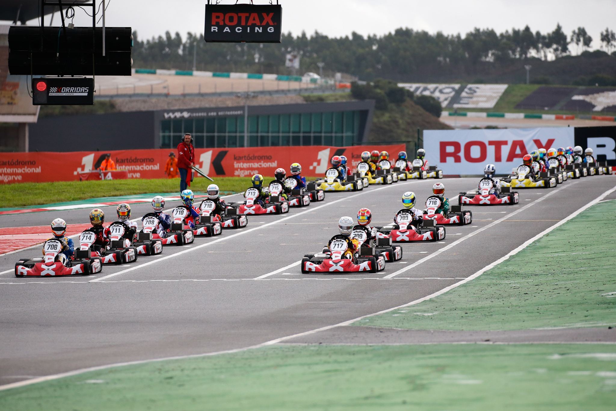 E20 Senior and Junior starting grid