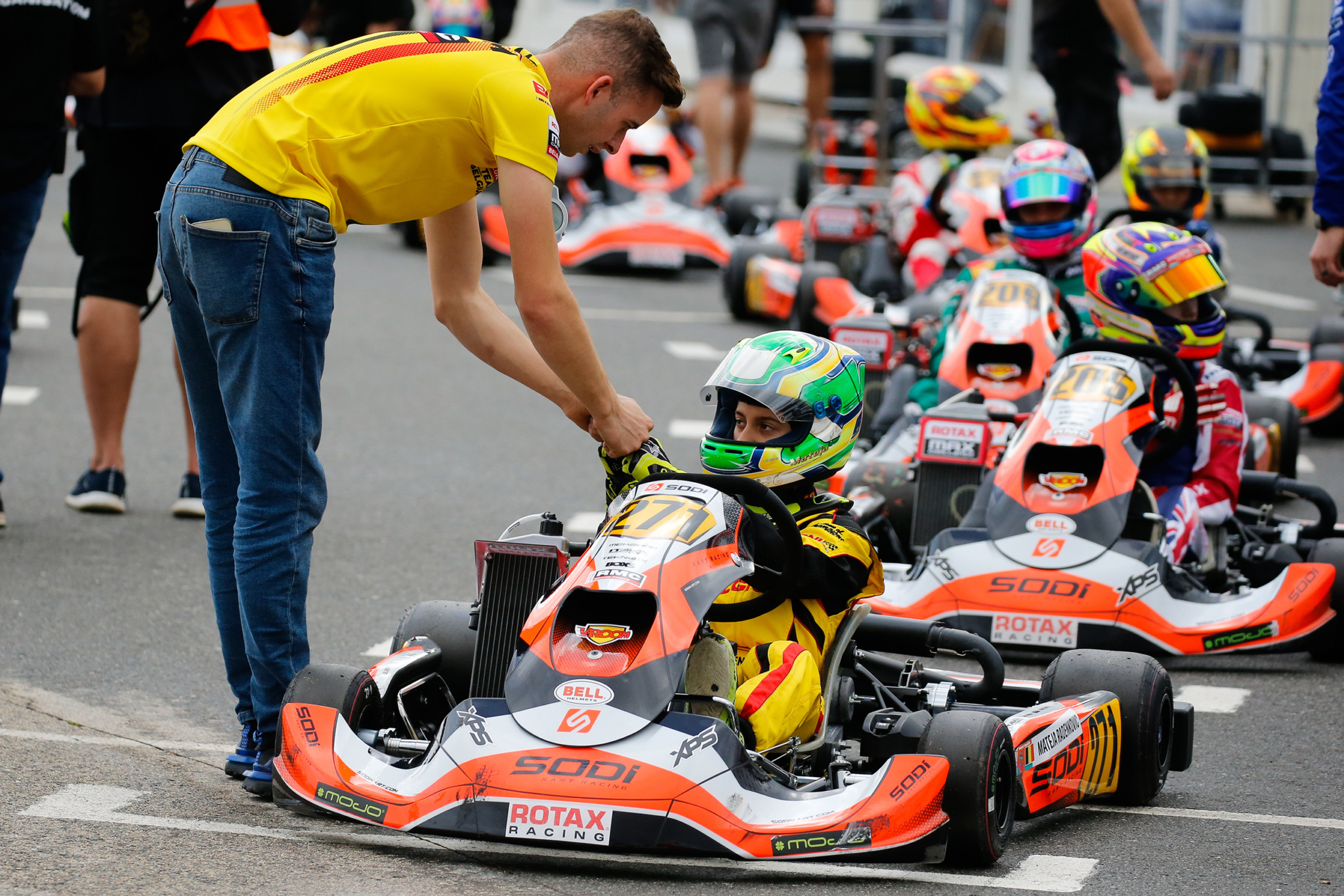 Junior MAX waiting in the pre grid